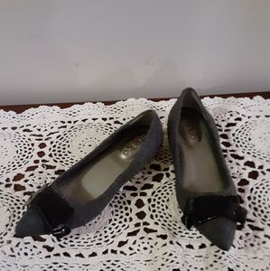 🔴FREE🔴W/ ANY PURCHASE Me Too sz 5.5 pointed toe gray slipper with bows